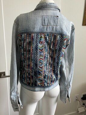 Bagatelle Heritage Boho Lt Wash Distressed Denim Jean Jacket w Thread Detail XS